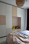 Raumhoher Schrank mit Aussparung und Doppelbett im Schlafzimmer