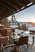 Outdoor-Möbel auf der Veranda mit Blick auf schneebedeckte Landschaft