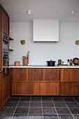 Küche mit schlichten Holzfronten und minimalistischer Deko
