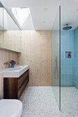 Schmale Dusche im kleinen Bad mit Dachfenster und Holzwänden