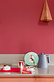 Küchenarbeitsplatter vor roter Wand
