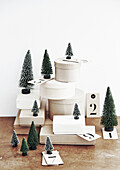 Weihnachtliche Geschenkboxen mit Mini-Tannenbäumen dekoriert