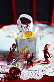 Tischdekoration mit Zwergfiguren und Süßigkeiten in kleiner Geschenktüte