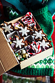 Weihnachtsplätzchen in Stern- und Schneeflockenformen in Geschenkbox