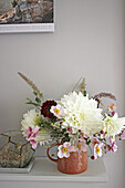 Blumenstrauß mit weißen Dahlien und Cosmea