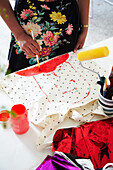 Decorating a fabric bag with textile paint (freehand)