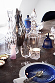 Festlich gedeckter Tisch mit Glaswaren und blauer Keramik