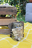 DIY-Teelichthalter im Einweckglas, mit Birkenrinde umwickelt