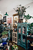 Vintage Holzschränke in eklektischem Wohnraum