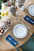 Gedeckter Tisch mit herbstlicher Dekoration und Brot