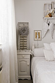 Shabby-chic bedroom decorated all in white