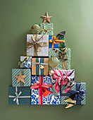 Verpackte Geschenke in Weihnachtsbaumform arrangiert