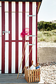 Weiß-rote Umkleidekabine am Strand