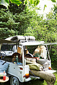 Mit Campingausrüstung voll beladener Geländewagen