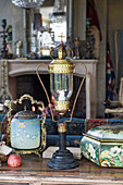 Antiker Leuchter im Wohnzimmer mit Trödel und nostalgischer Deko