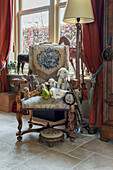 Nostalgische Stofftiere auf antikem Sessel im Wohnzimmer mit Trödel