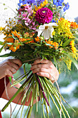 Blumenstrauß binden - Strauß abbinden