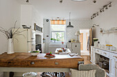 Holztisch und Retro-Kühlschrank in weißer Landhausküche