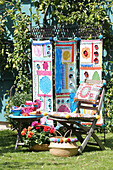 Screen decorated with doilies, trims, crochet flowers and pompoms, DIY chair cushion with pompoms on wooden chair