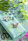 DIY gift wrapping: Fluttering butterflies