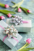 DIY gift wrapping: Paper rosette