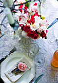 Gedeckter Tisch mit Blumenstrauß