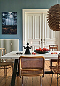 Herbstliche Dekoration auf Tisch mit weißer Platte im Esszimmer