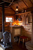 Holzofen mit Vorratsschrank in der Jagdhütte Svartadalen, Schweden