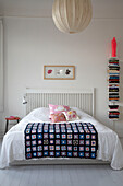 Schlafzimmer mit gehäkelter Decke in einer Stockholmer Wohnung aus dem 20. Jh