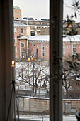 Blick durch die Fenstertüren einer Stockholmer Wohnung aus dem 20. Jahrhundert im Winter
