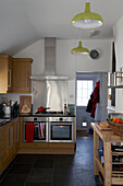 Küche in Devon mit Dunstabzugshaube aus Edelstahl und Küchenblock aus Holz