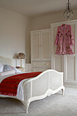Rote Decke auf einem Bett mit Kleiderschränken, Arundel, West Sussex