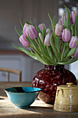Vase mit Tulpen auf Küchentisch aus Holz in Rye, Sussex