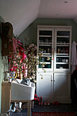 Arrangement von Zweigen am Waschbecken der Garderobe mit Glasfront in Rye, Sussex