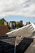 Dachterrasse und Blick auf die Burg von Arundel, West Sussex