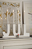 Jul' dänisches Wort für Weihnachten dekoriert mit Kerzen