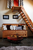 Offene Treppe in einem Raum mit Kiefernholzbank und Schieferboden