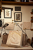 Gipsabdruck, Vintage-Lampe und Kunstwerke in einem Haus in Brighton, Sussex, UK