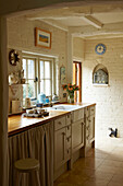 Arbeitsplatte aus Holz in weiß getünchter Küche eines Hauses in West Sussex, England, UK