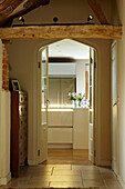 Blick durch Flügeltüren in die Küche eines Hauses in West Sussex, England, UK