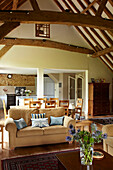 Offenes Wohn- und Esszimmer in einem Haus in West Sussex, England, UK