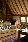 Wohnzimmer mit Holzbalkendecke in West Sussex, England, UK