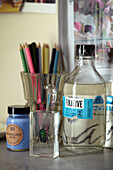 Bleistifte, Briefbeschwerer und Flasche mit Fixiermittel in einem Haus in Lincolnshire, England, UK