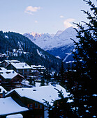Blick über die Dächer von Häusern im Schatten der Schweizer Alpen
