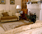 Traditionelles Wohnzimmer mit Sofa und Adam-Kamin