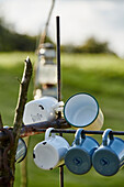 Tassenablage auf dem Gelände des Schäferwagens, Wiltshire, UK
