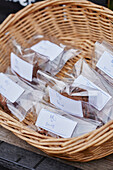 Verpackte Brownies zum Verkauf im Korb, East Sussex, UK