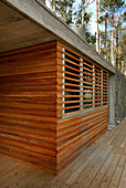 The Lapacho wood cladding chosen for the exterior of the kitchen and the entrance of the home gives unique warmth to the house