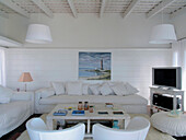 Weiß gestrichenes Wohnzimmer und Sitzecke