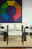 Offenes Wohnzimmer mit moderner Kunst und Stadtblick